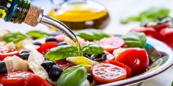 Bei der Zubereitung mediterraner Diätgerichte ist die Verwendung von Olivenöl unerlässlich. 